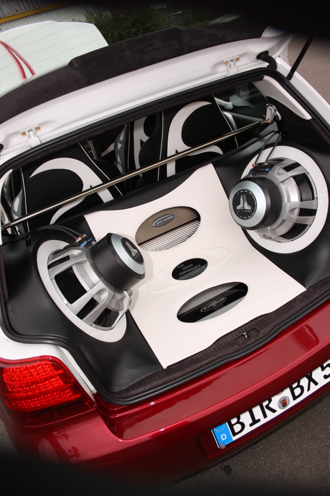 Kofferraumausbau mit zwei JL Audio Subwoofern und Verstärker-Rack