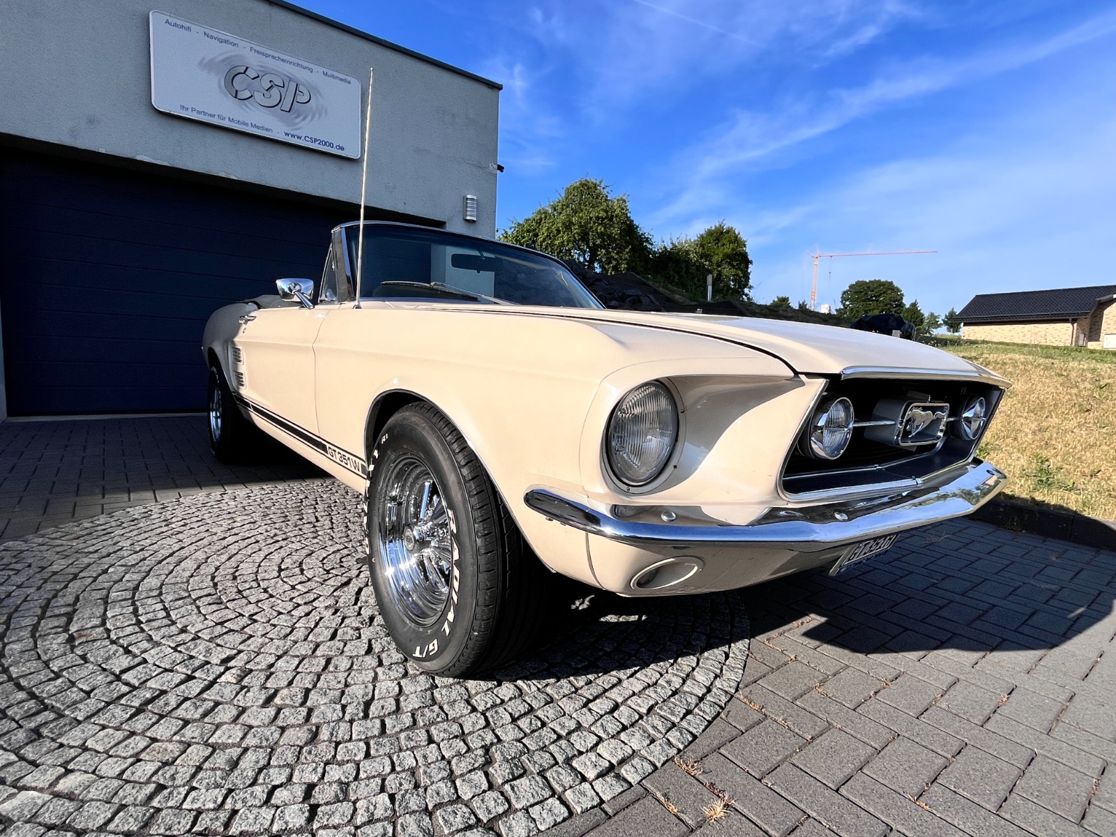 Klassischer Ford Mustang Cabrio vor der CSP-Werkstatt