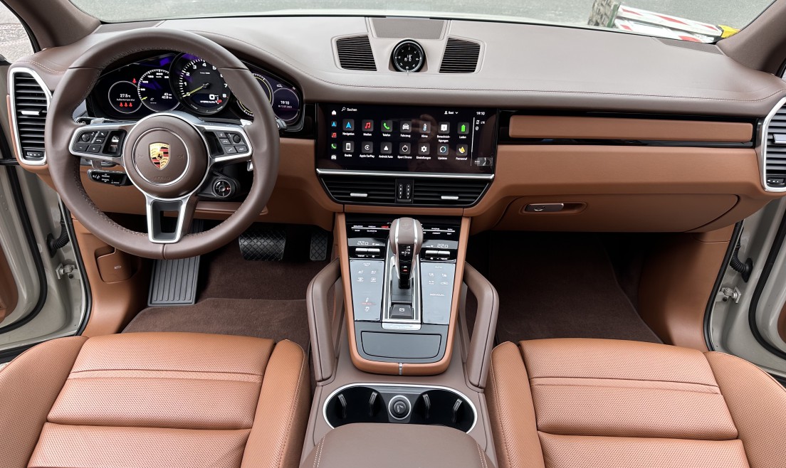 Cockpit eines Porsche Cayenne mit Lederausstattung