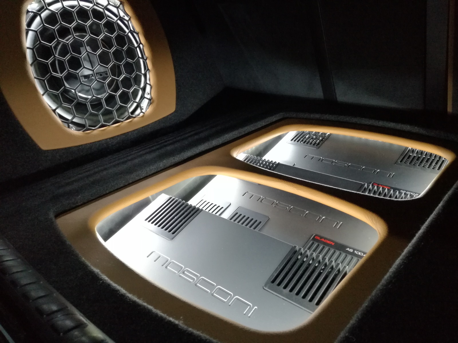 Individuell gefertigter Subwoofer- und Verstärkereinbau in Cognac-Leder